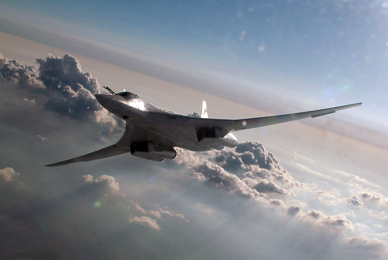 Pesawat Tu-160 merupakan pesawat supersonik terbesar, terberat, dan paling kuat dalam aviasi militer. 