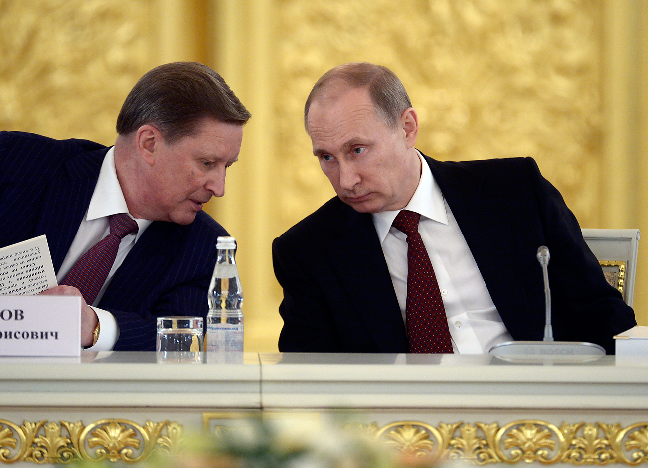 Рускиот претседател Владимир Путин зборува со Сергеј Иванов, шеф на претседателскиот кабинет, за време на состанок во московскиот Кремљ, 24 март, 2014.