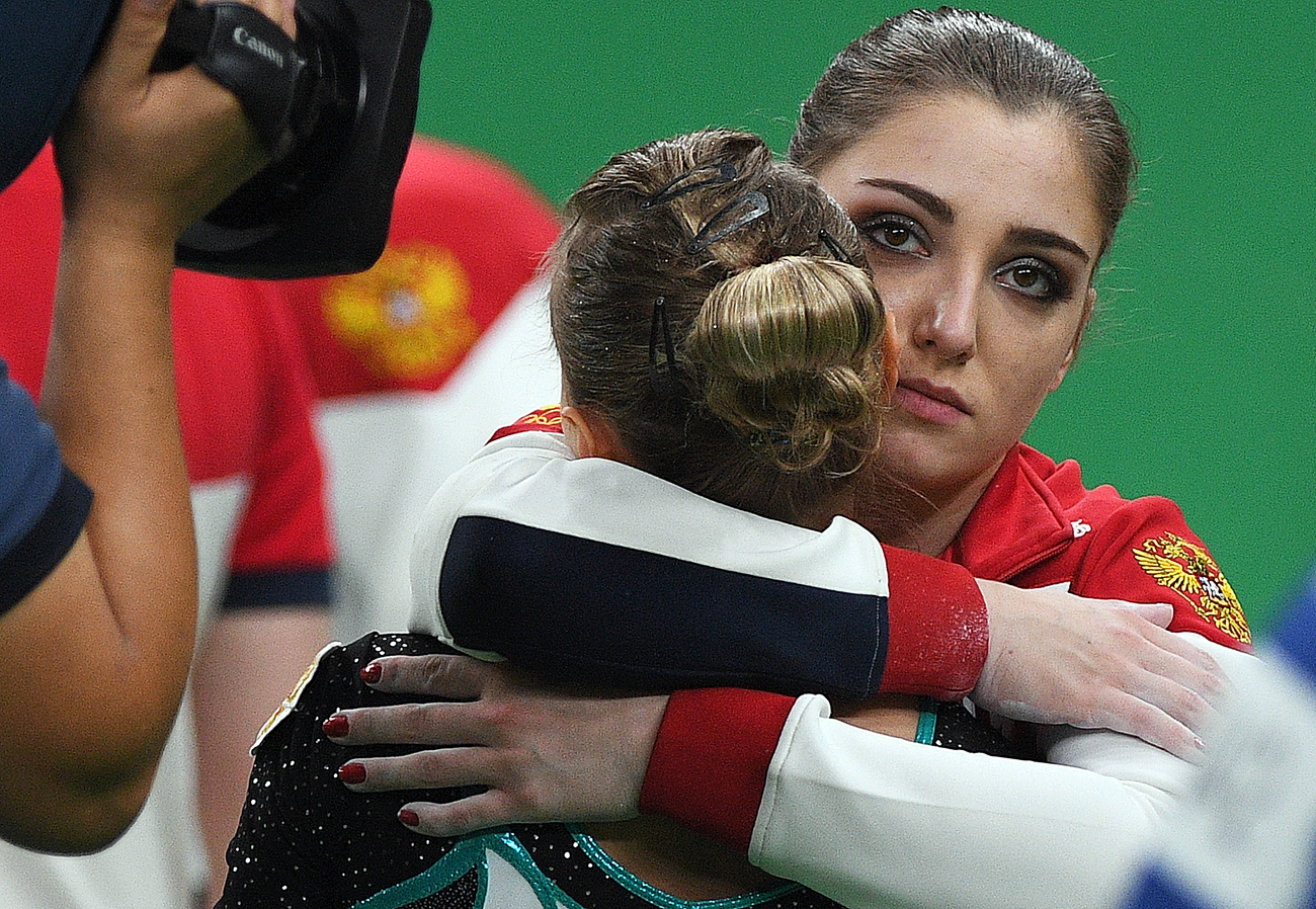 Лево: Дарја Спиридонова (Русија) и Алија Мустафина (Русија) по изведувањето на вежбите на разбој во текот на натпреварувањето во уметничка гимнастика за жени на XXXI Летни олимписки игри во Рио. 