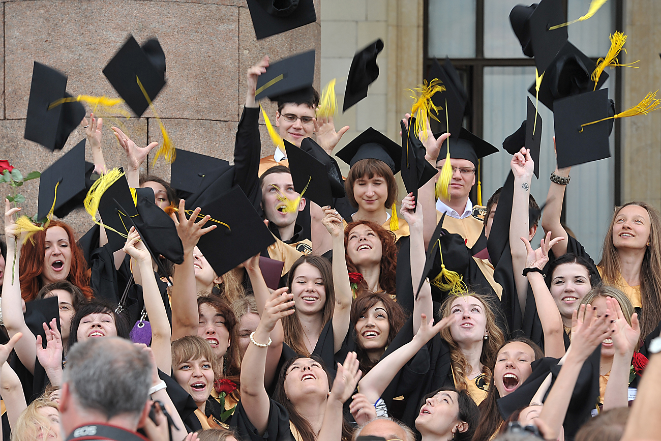 Gli studenti dell'Università statale di Mosca durante la festa di laurea.