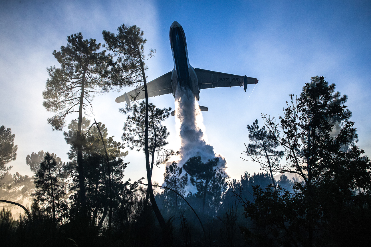 Повеќенаменскиот авион-амфибија Бе-200ЧС во состав на Министерството за вонредни состојби на Русија во борба против пожар.