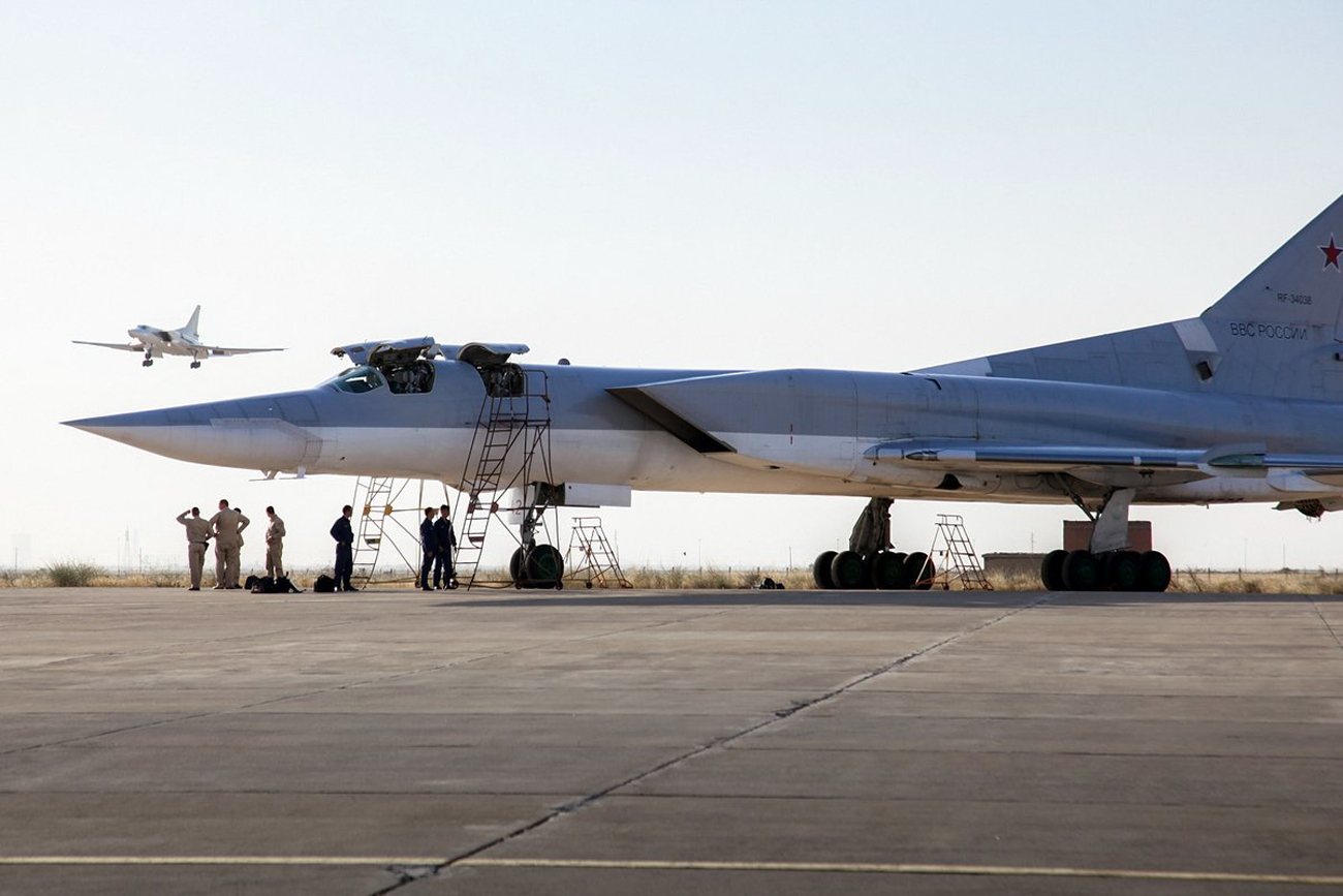 Bombardieri russi decollano dalla base iraniana di Hamadan.
