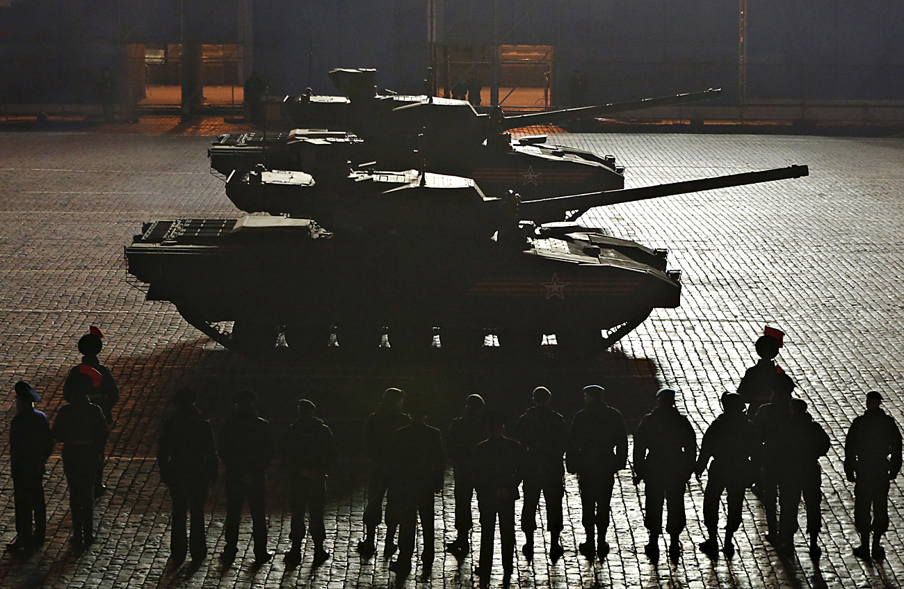 Tanques Armata durante ensaio antes do Desfile da Vitória, em 2015