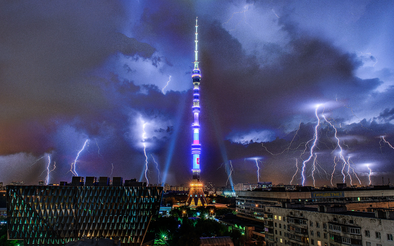 Останкинската телевизионна кула по време на буря.