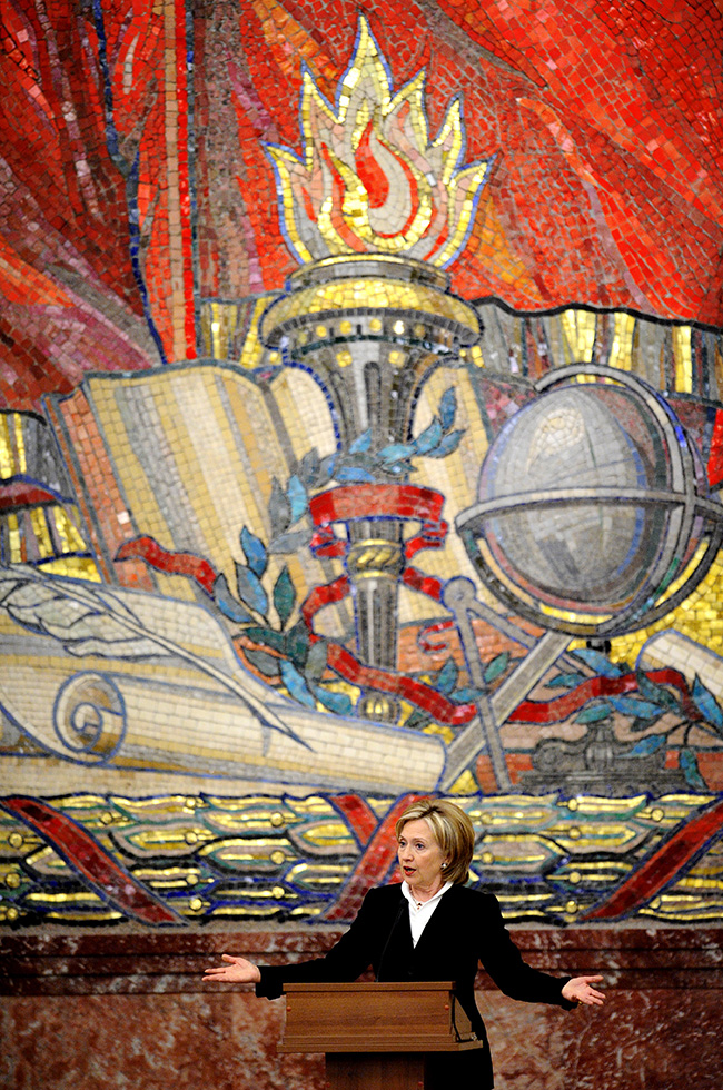 Wissen ist Macht. In der Kongresshalle der Moskauer Staatlichen Universität vereint ein gigantisches Mosaik die Symbole der Wissenschaft und der Sowjetherrschaft. Die Besten eines Jahrgangs werden bei Abschlusszeremonien vor diesem Bild ausgezeichnet. Manchmal dient es auch als Kulisse für hochrangige Gäste.