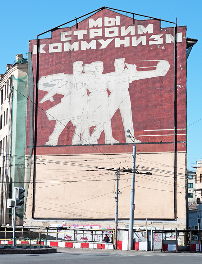 Mozaik z napisom »Gradimo komunizem« na zidu zgradbe v centru Moskve.