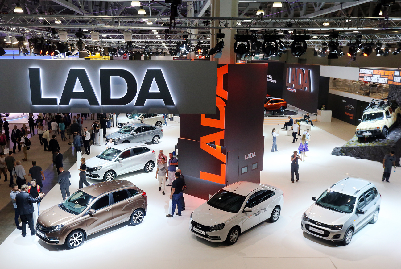 Des modèles de Lada présentés lors du Salon international de l'automobile de Moscou de 2016 au centre d'expositions Crocus Expo.