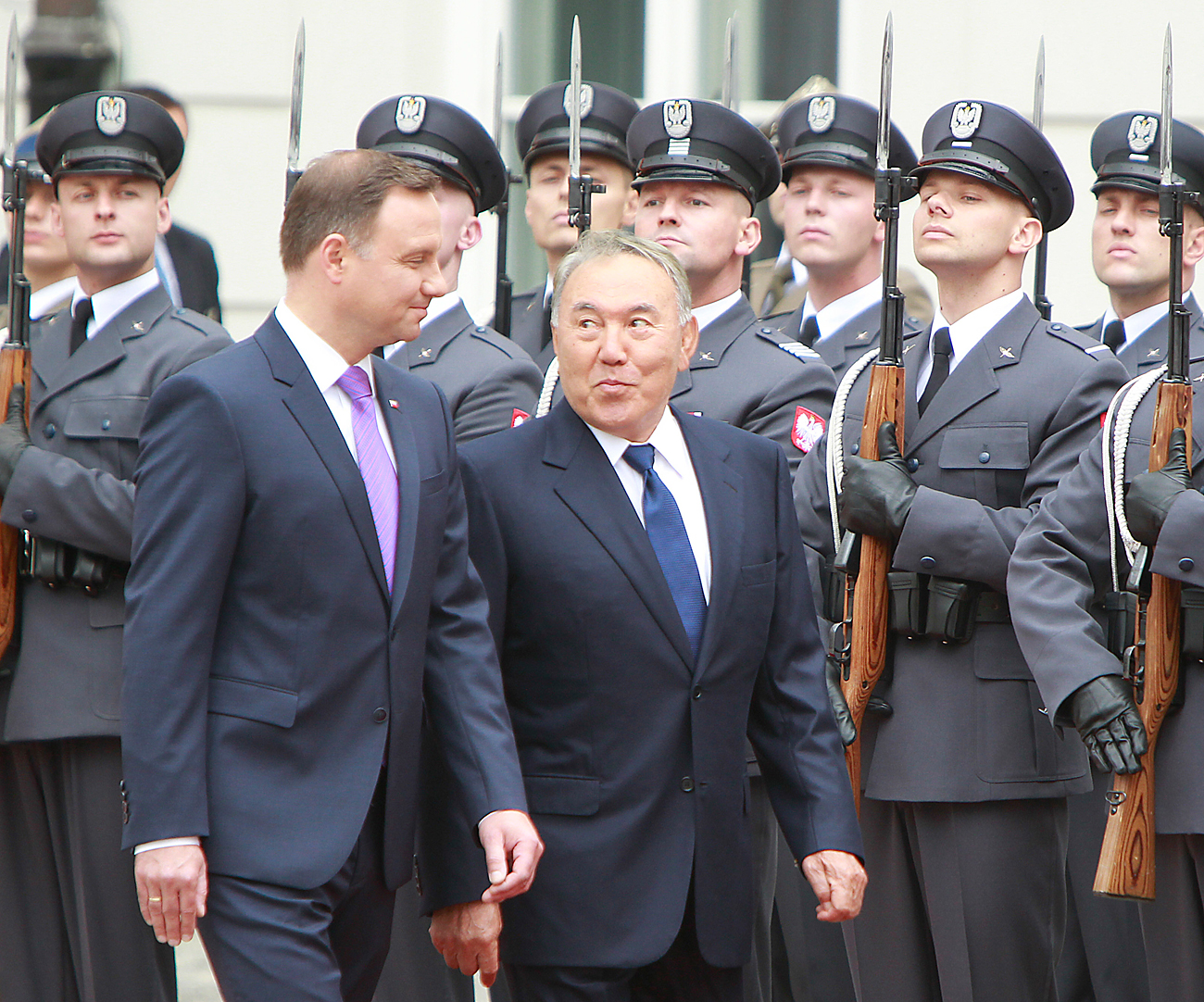 Полският президент Анджей Дуда (отляво) и президентът на Казахстан Нурсултан Назарбаев в Президентския дворец във Варшава.