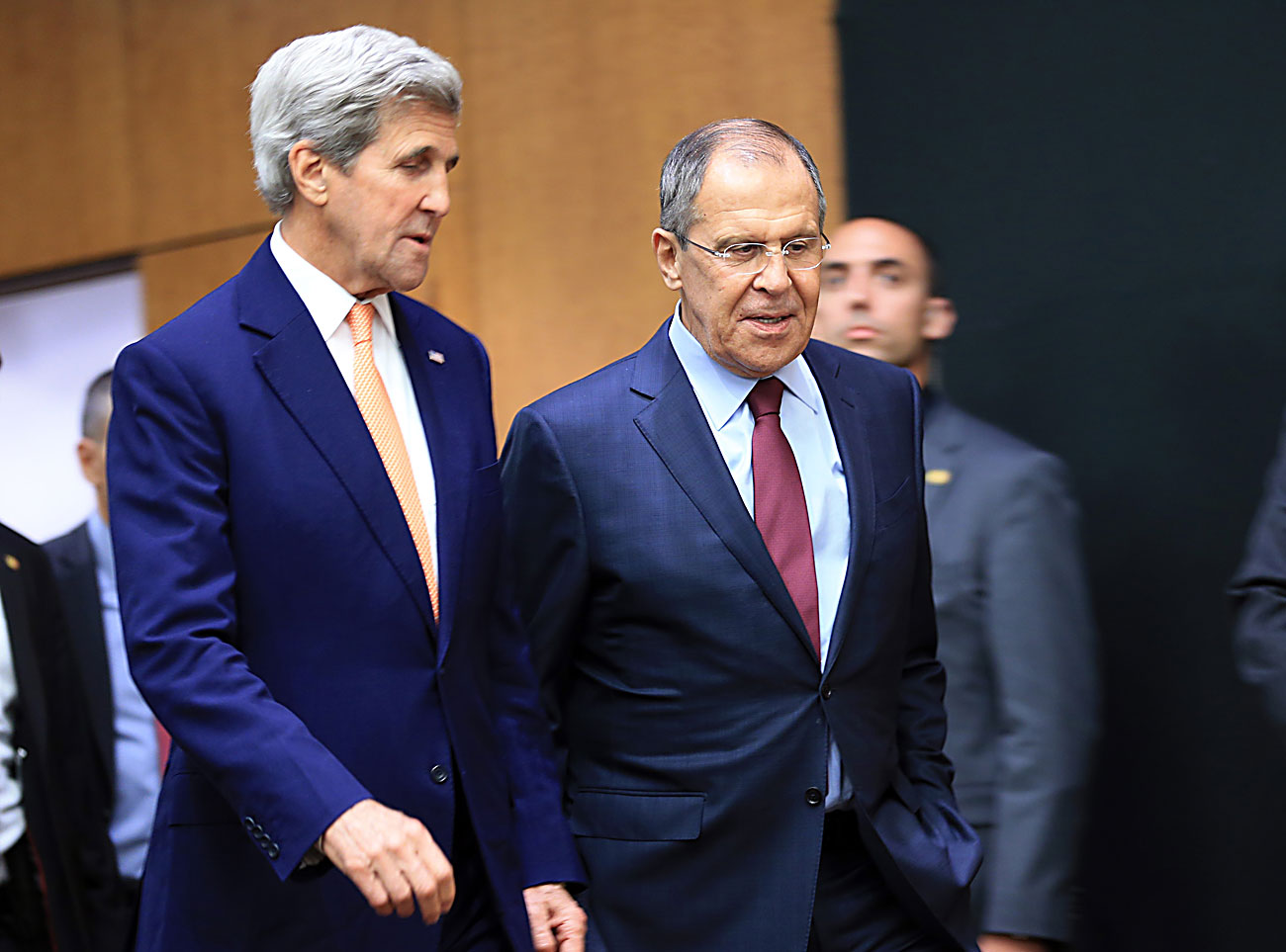 Kerry (esq.) e Lavrov seguem para coletiva de imprensa, após 12 horas de reunião
