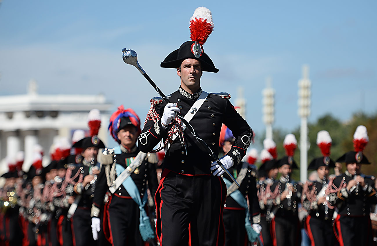 Торжественный парад участников международного военно-музыкального фестиваля "Спасская башня-2016" на центральной аллее ВДНХ в Москве.