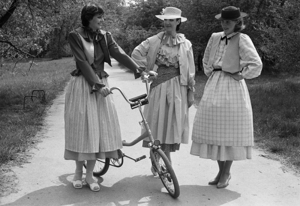 1983. Des mannequins habillées en « paysannes » posent pour une photo.