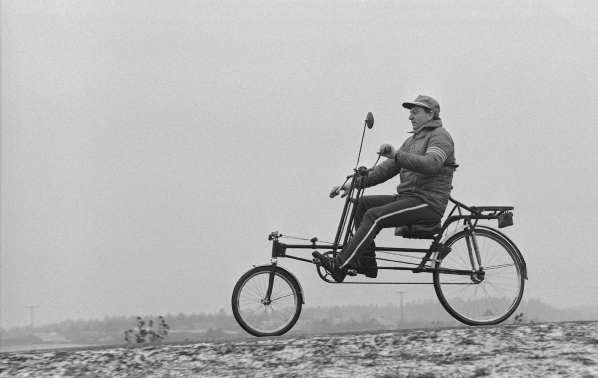 L'ingegnere Nikolaj Sokolovskij testa un originale modello di bicicletta, 1983