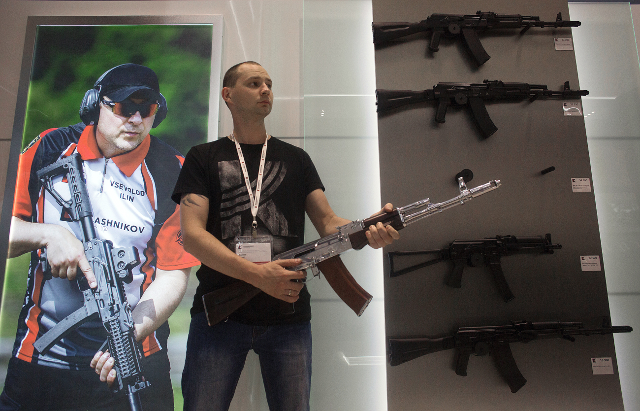 Seorang pramuniaga toko baru Kalashnikov Concern yang dibuka di Bandara Sheremetyevo Moskow.
