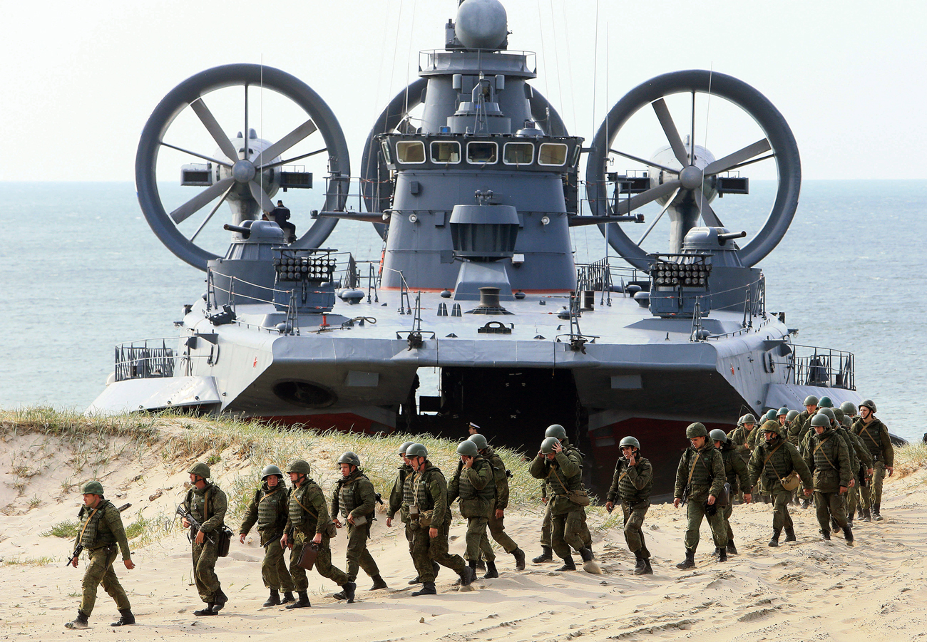 Des soldats russes débarquent d'un navire amphibie Mordovia lors d'une manœuvre militaire conjointe russo-biélorusse  "Union Shield 2015" dans la région de Kaliningrad.