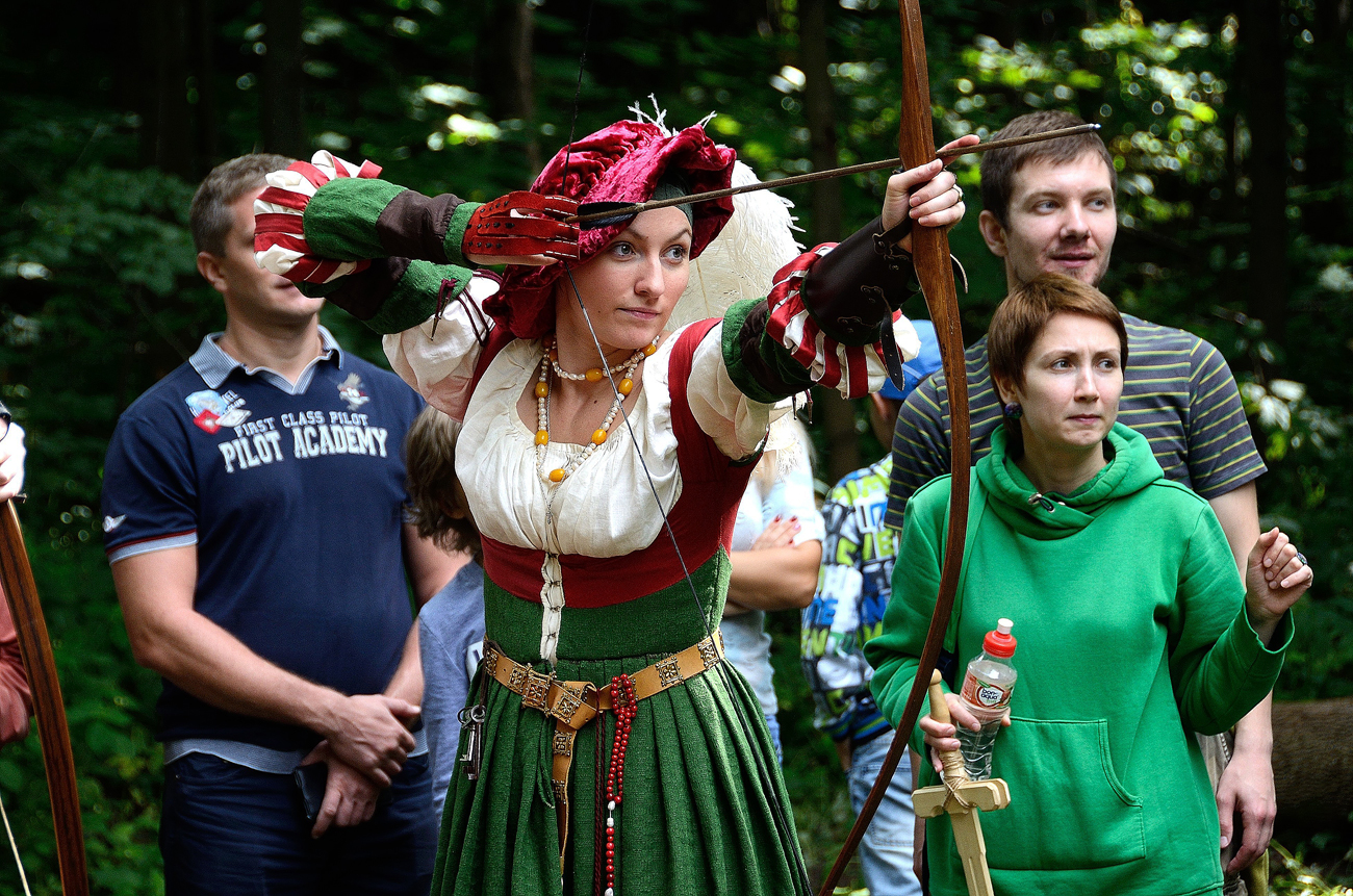 Жена облечена како стрелачка во текот на „Волга стандард“, фестивал посветен на Средниот век и животот на Словените од IX-XIV век во Новгород, Русија.