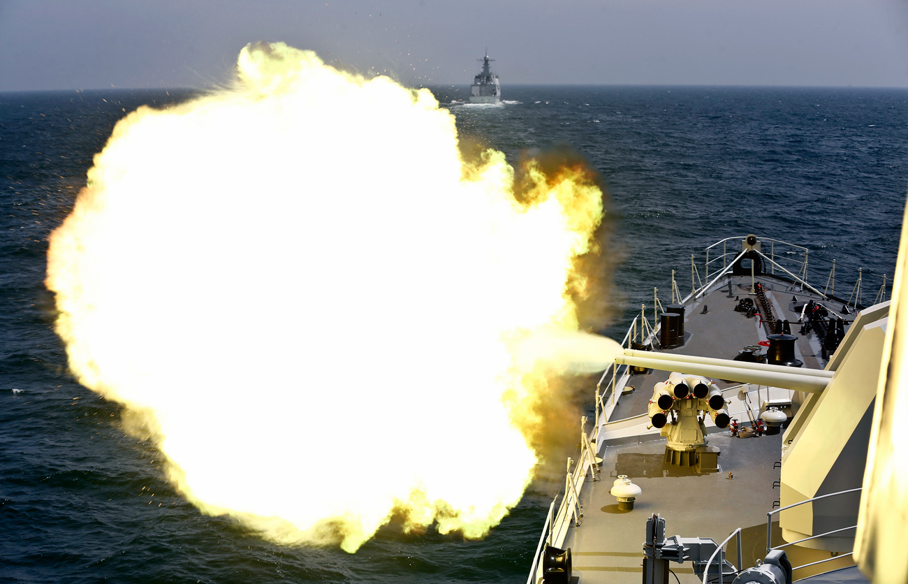 Sebuah kapal milik Angkatan Laut Tiongkok menembakkan meriam selama latihan angkatan laut "Joint Sea 2014" di pesisir Shanghai di Laut Tiongkok Timur, 24 Mei 2014.