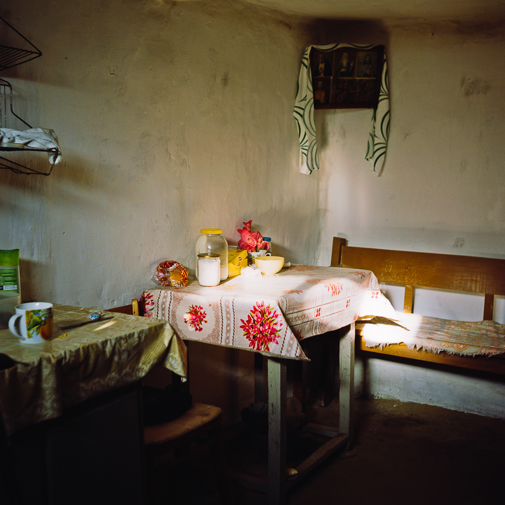 　写真家のアナスタシア・ツァイデルは、3年間をかけてロシアの地方を旅行し、クルスク州の村々を訪ね歩いた。