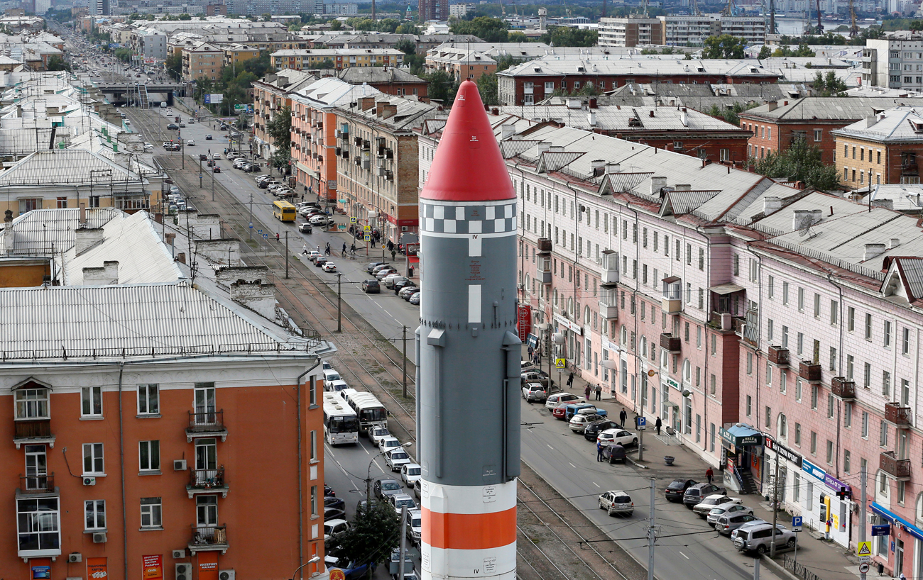 Споменик на советскиот носач на ракети „Космос 3“ во Краснојарск. 1 септември 2016, Сибир, Русија.