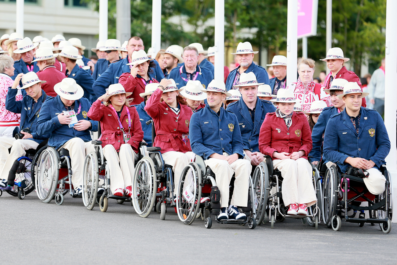 Equipe paralímpica russa durante cerimônia de hasteamento da bandeira na Londres-2012