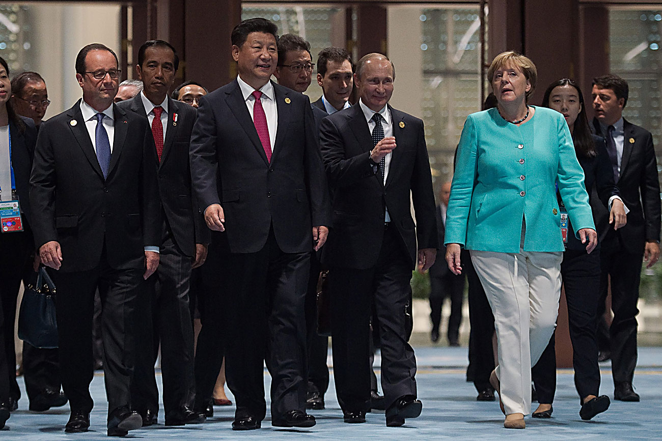 Од лево - претседателите на Франција Франсоа Оланд, на Индонезија Џоко Видодо, на Кина Си Ѓинпин, на Русија Владимир Путин и канцеларката на Германија Ангела Меркел пристигаат на церемонијата на отворањето на самитот на Г-20 во Хангжу, Кина. 4 септември, 2016 година.