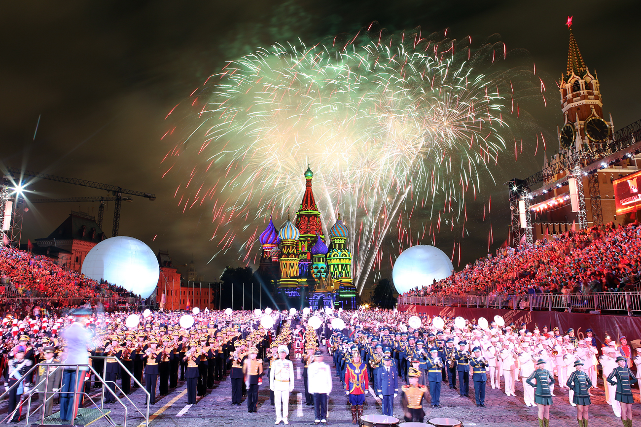 Fuegos artificiales en la ceremonia de clausura del 9° festival de música militar Spásskai Báshnia, celebrado en la Plaza Roja.