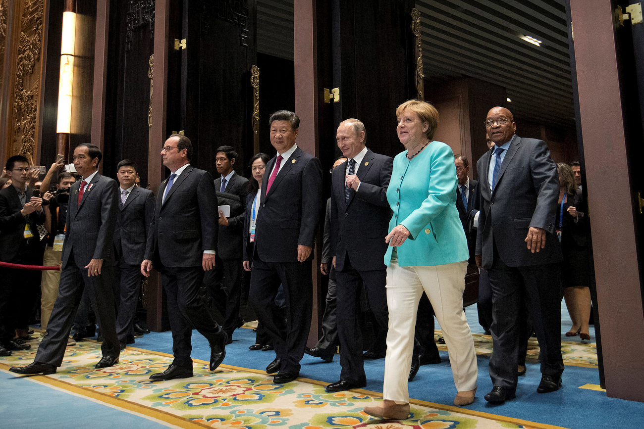 От ляво надясно: президентът на Индонезия Джоко Видодо, френският президент Франсоа Оланд, президентът на Китай Си Дзинпин, руският президент Владимир Путин и канцлерът на Германия Ангела Меркел на церемонията по откриване на срещата на високо равнище на Г-20 в китайския град Ханджоу.