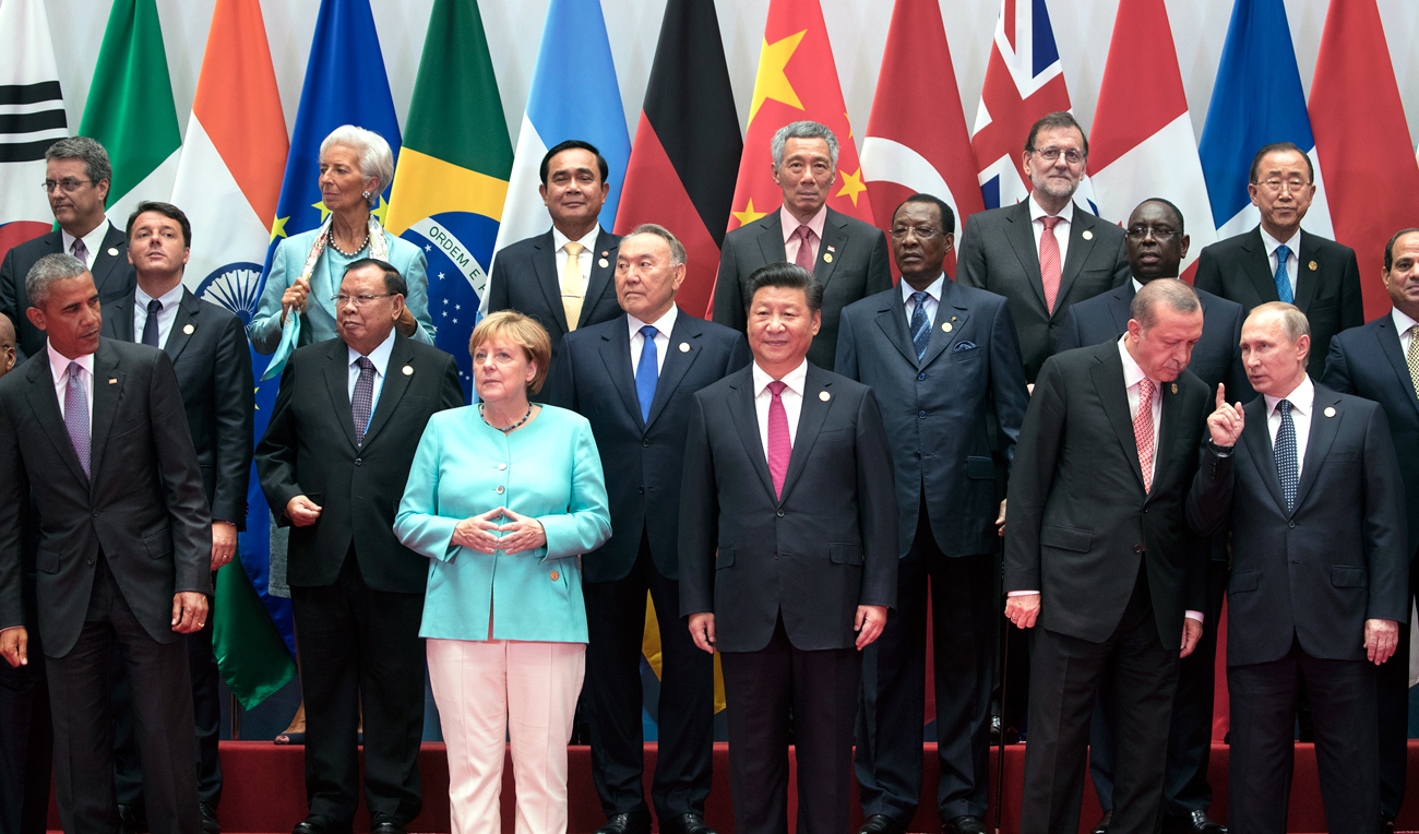 Лидерите на Г-20 на самитот чиј домаќин беше претседателот на Кина Си Ѓинпин (центар) во Хангжу, Кина. Меѓу лидерите на фотоградихата се претседателот на САД Барак Обама (лево), канцеларката на Германија Ангела Меркел (шеста од лево), премиерот на Тајланд Прајут Чан-оча (седми од лево), премиерот на Сингапур Ли Хсиен Лонг (горе во центар), претседателот на Русија Владимир Путин (втор од десно) и претседателот на Турција Реџеп Таип Ердоган. 