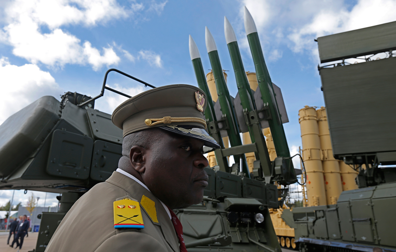 Странски посетител разгледува ракетен систем земја-воздух „Бук“ на Меѓународниот воено-технички форум „Армија 2016“ во паркот „Патриот“ во Кубинка, Москва. 6 септември 2016. Москва,  Русија. 