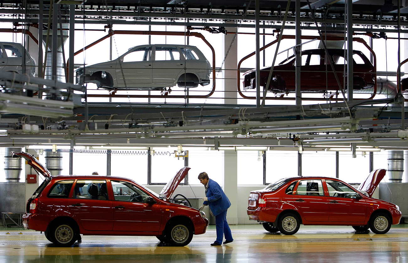 Вработени во АвтоВАЗ работат на составување а автомобили во фабриката во Толјати.