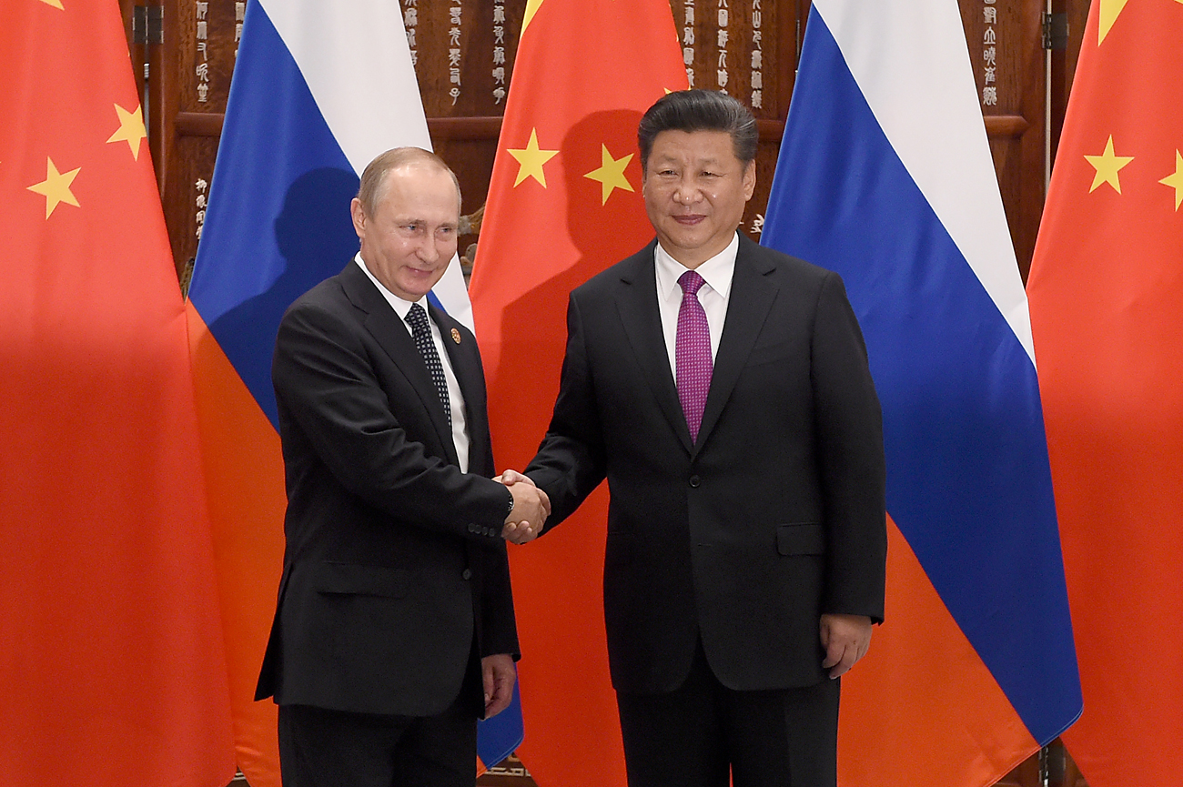 Presiden Rusia Vladimir Putin (kiri) dan Presiden Tiongkok Xi Jinping (kanan).