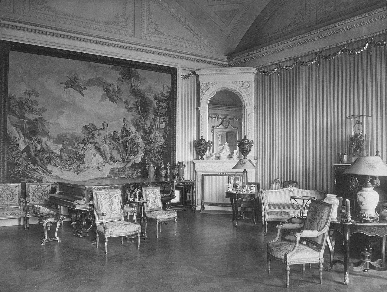 　1915年10月から1917年11月までの間、冬宮殿内には病院が設置された。/ 来客用寝室、銀の間。