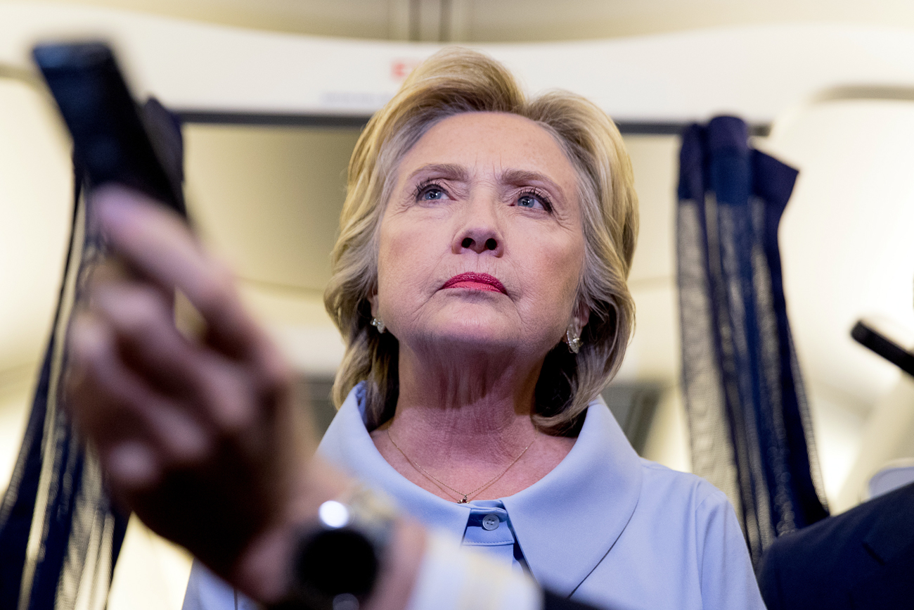 Calon presiden AS dari Partai Demokrat, Hilary Clinton, saat sedang mendengarkan pertanyaan dari awak media di dalam pesawat kampanyenya saat dalam perjalanan menuju Bandara Internasional Quad Cities, Moline, Illinois, 5 September 2016.