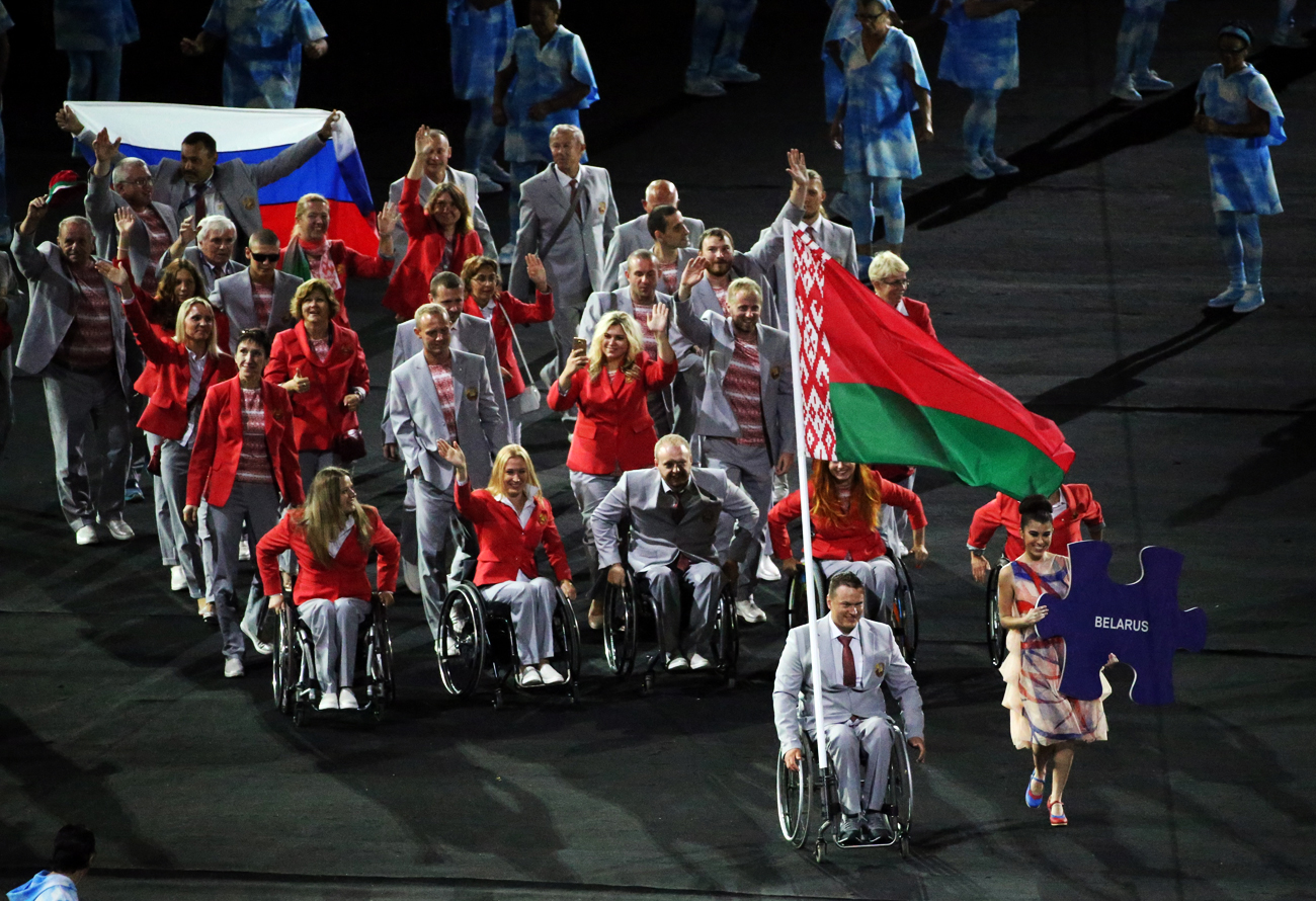 Kontingen Paralimpiade Belarus membawa bendera Rusia pada upacara pembukaan Paralimpiade Rio 2016 di Stadion Maracana, Rio de Janeiro, Brasil, Rabu (7/9).