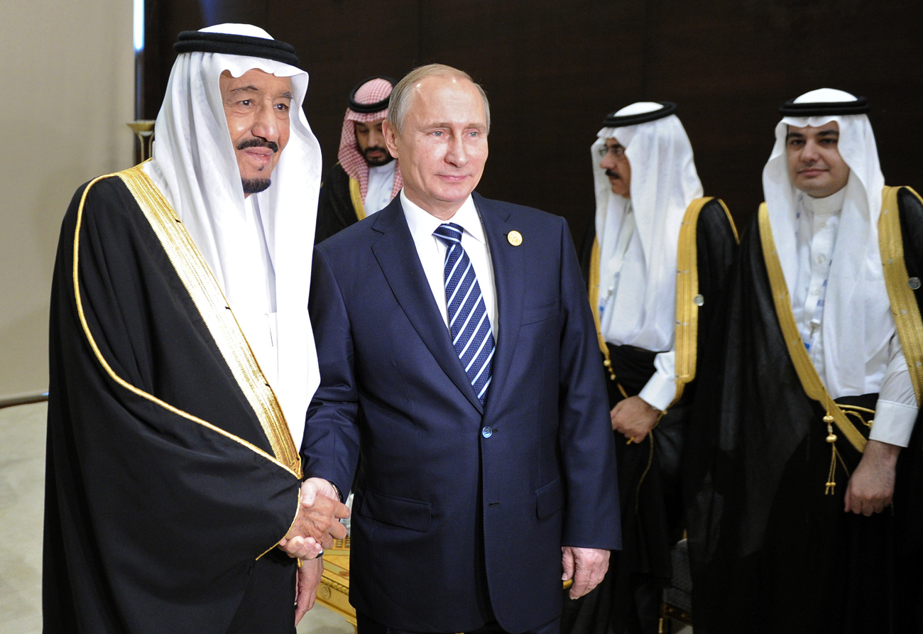 Presiden Rusia Vladimir Putin (kanan) dan Raja Arab Saudi Salman bin Abdulaziz Al Saud berjabat tangan di sela-sela pertemuan KTT G-20 di Antalya, Turki.