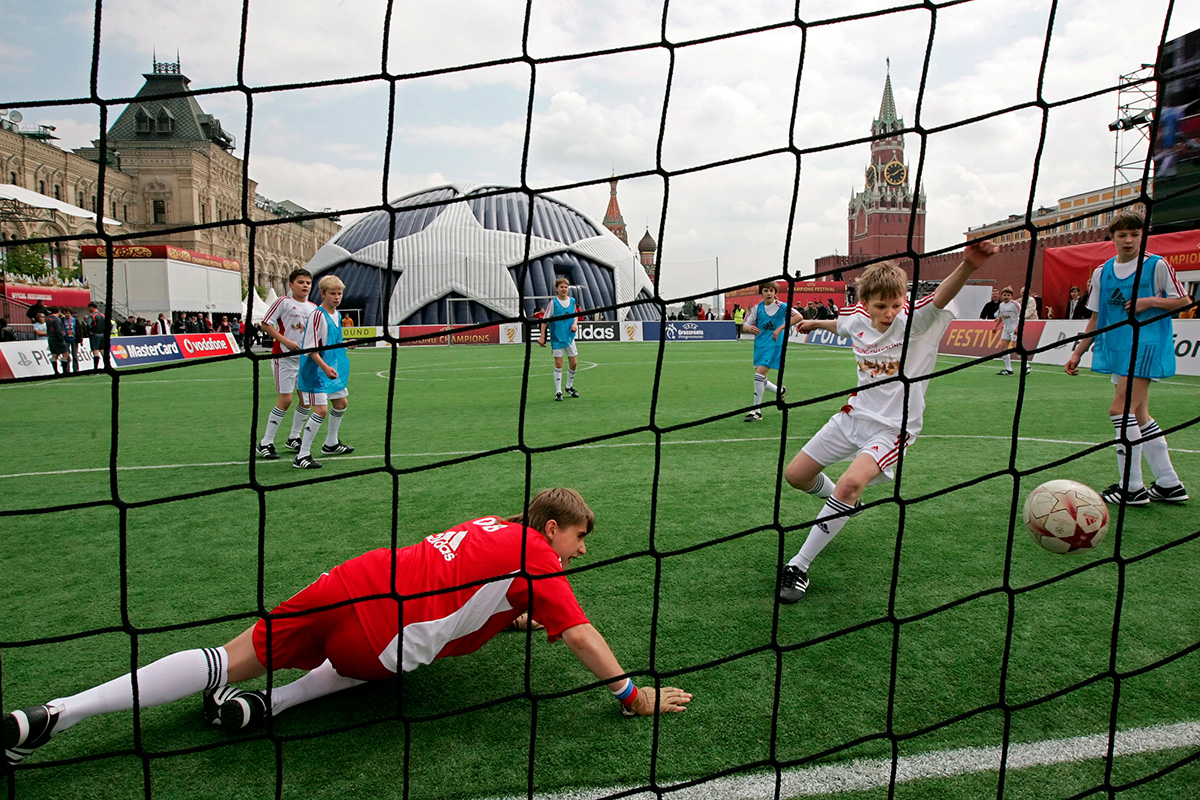 Руски деца играат фудбал на терен од вештачка трева поставена на Црвениот плоштад во текот на фестивалот посветен на Лигата на шампионите, 17 мај 2008 година.