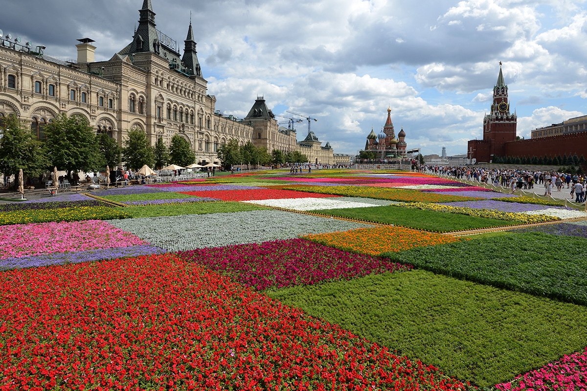 Москва во текот на подготовките за Фестивалот на цвеќето на Црвениот плоштад, 19 јули 2013 година.