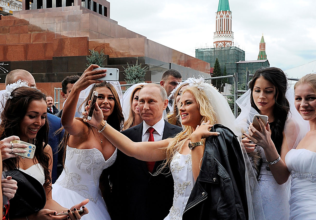 Претседателот на Русија Владимир Путин позира во текот на пославата на Денот на градот на Црвениот плоштад во Москва. 10 септември 2016, Русија. 