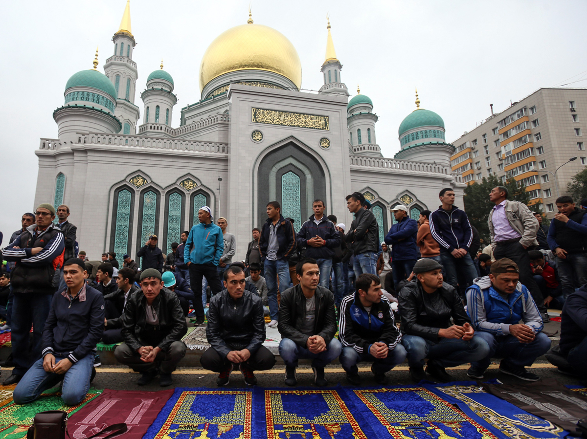 Tatarstan, Bashkortostan, Chechnya, Adygea, Karachay-Cherkessia, dan Krimea — wilayah-wilayah yang mayoritas penduduknya bergama Islam — telah menetapkan hari ini sebagai hari libur.