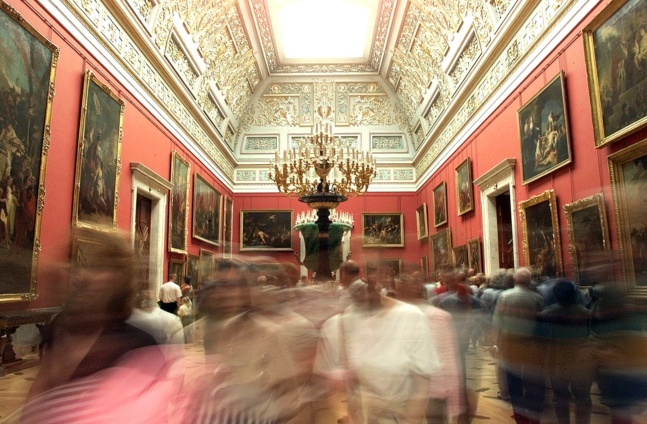 Les visiteurs de l'Ermitage admirent les œuvres d'art y exposées.
