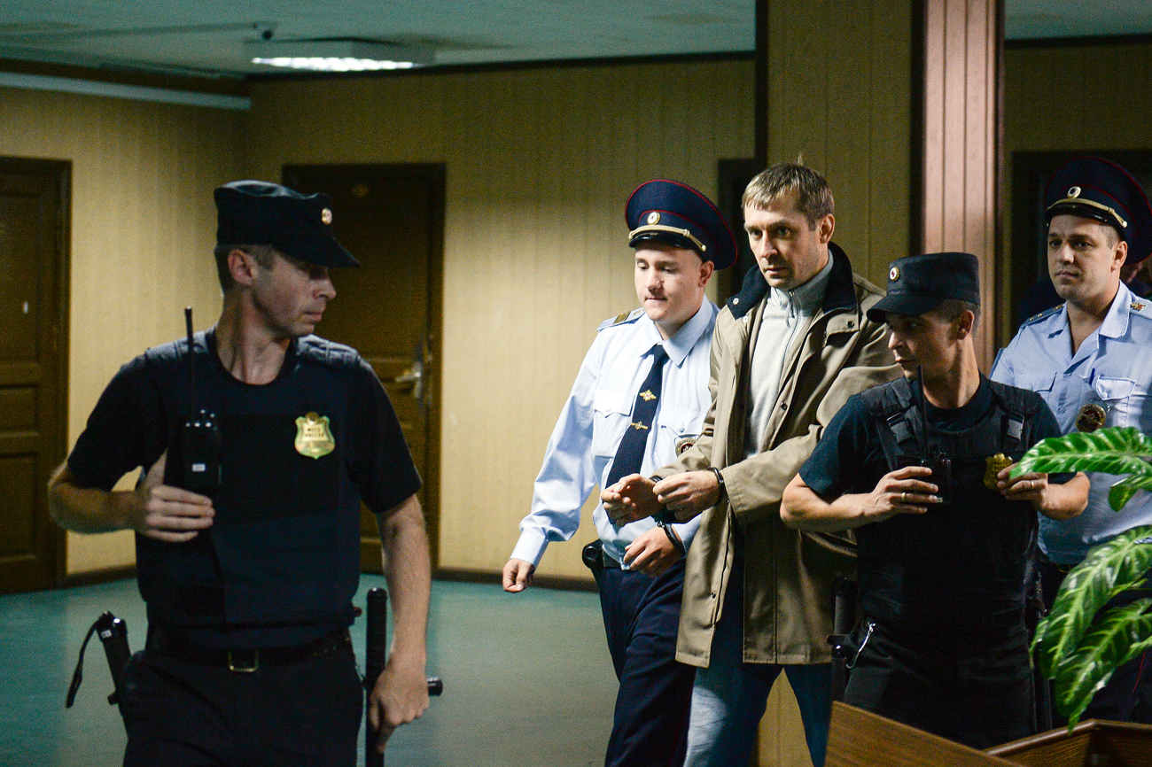Vršilec dolžnosti predsednika uprave »T« pri Osrednji protikorupcijski upravi ruskega notranjega ministrstva Dmitrij Zaharčenko, ki je osumljen prejemanja podkupnine, na sodišču v Moskvi, kjer bodo odločali o predlogu preiskovalcev za njegovo aretacijo. 