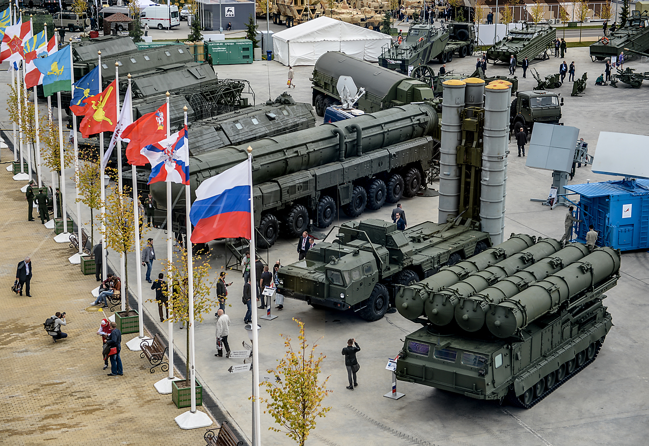 Berbagai perangkat militer ditampilkan selama Forum Teknik Militer Internasional ARMY2016 di Pusat Pameran dan Kongres Patriot, di Taman Rekreasi dan Kebudayaan Patriotik Militer milik Angkatan Bersenjata Rusia, luar kota Moskow.
