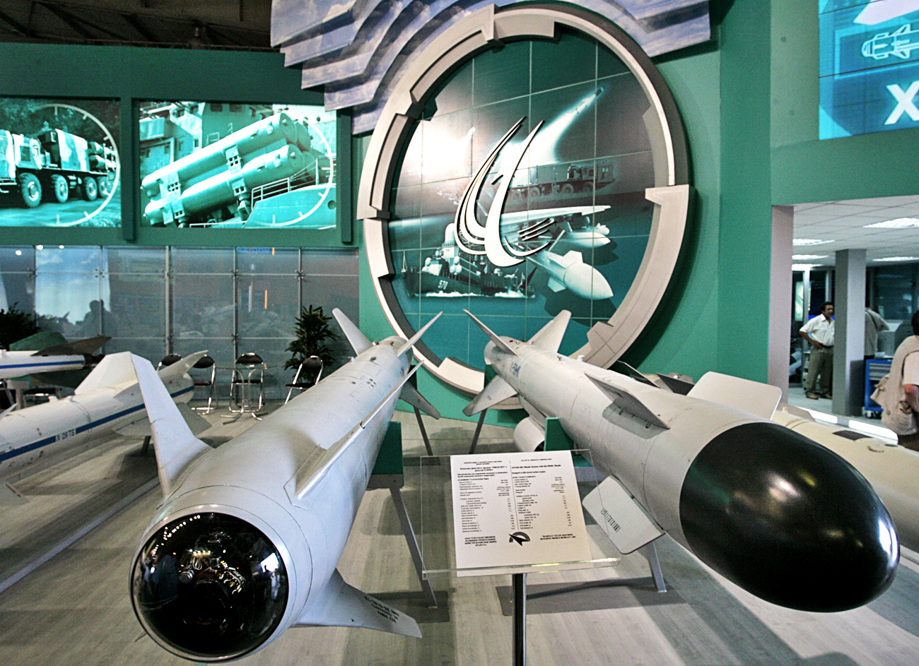 Штандот на руската корпорација за тактичко ракетно вооружување на Меѓународната авиокосмичка изложба  МАКС. 24 август 2007, Московски регион, Русија. 