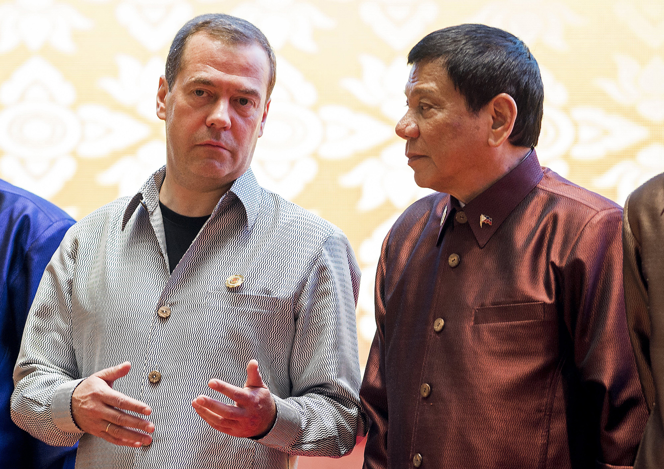 Perdana Menteri Rusia Dmitry Medvedev (kiri) berbincang dengan Presiden Filipina Rodrigo Duterte.