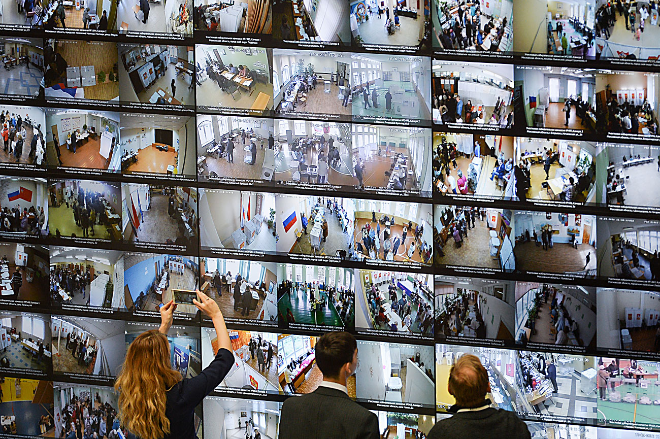 Избирателните участъци на камерите за видеонаблюдение на монитора в Централната избирателна комисия по време на парламентарните избори в Русия.