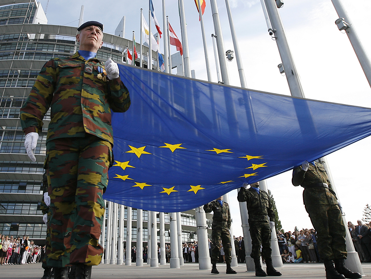 Prajurit Korp Eropa atau Eurocorps membawa bendera Uni Eropa di depan Parlemen Eropa selama upacara peringatan 25 tahun diadopsinya bendera Uni Eropa di Strasbourg, 9 Mei 2011.