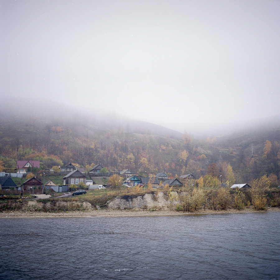 « Je pense que le paysage reflète les homme et leur mode de vie. Un grand fleuve, au cours lent, donne de la stabilité à la vie », affirme Babourov. Sur la photo : Un petit village près de Kazan.