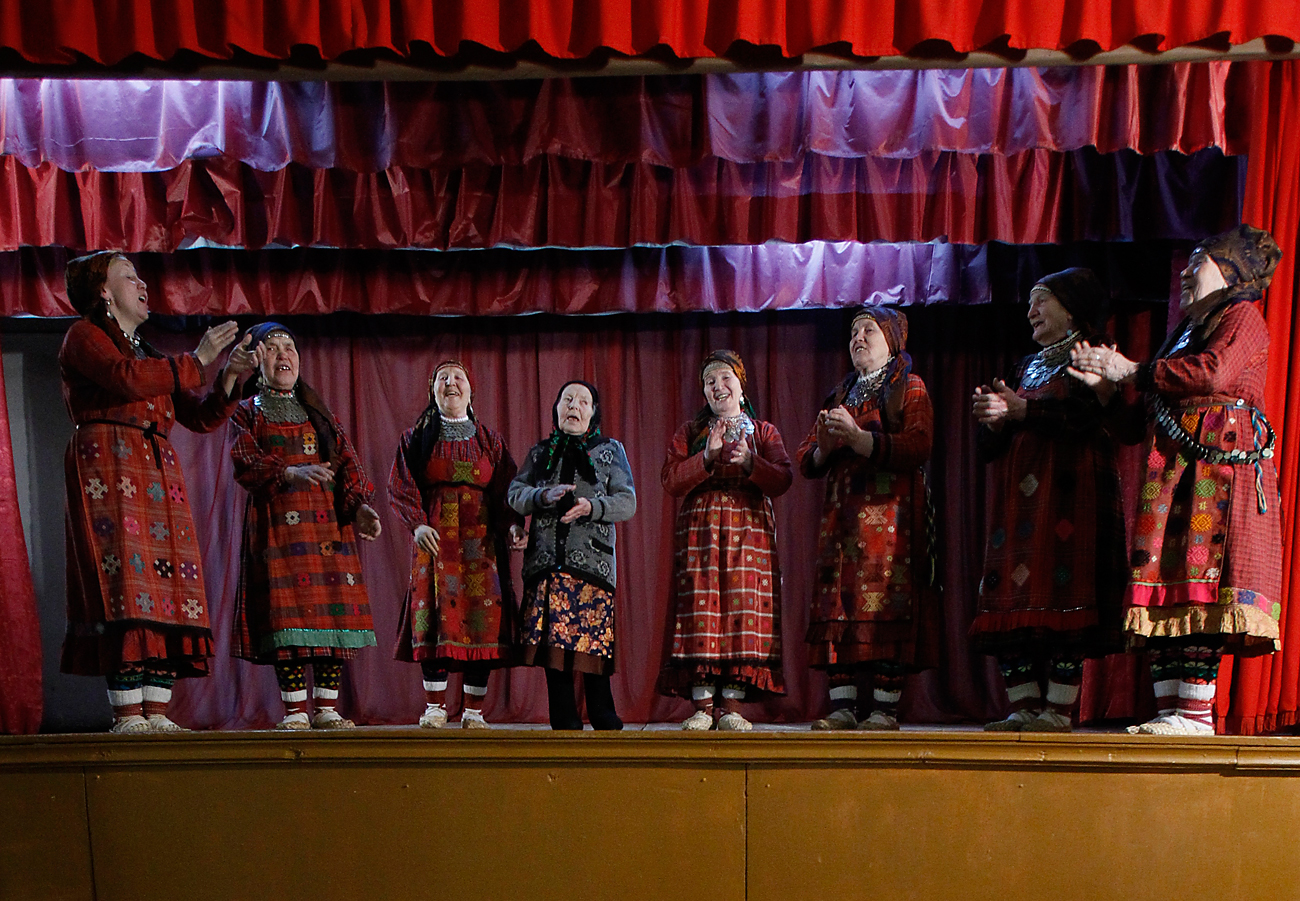 „Бурановски баби“ репетират в селския клуб в Бураново.