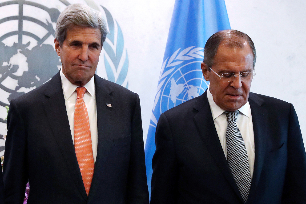 Menteri Luar Negeri John Kerry (kiri) dan Menteri Luar Negeri Rusia Sergey Lavrov pada Sidang Majelis Umum PBB ke-71 di Manhattan, New York, AS.