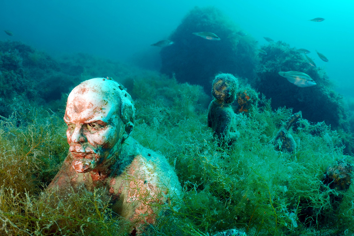 Los monumentos se encuentran debajo de las olas en espacios llamados 'halls' y divididos por arcos. / Estatua de Lenin.