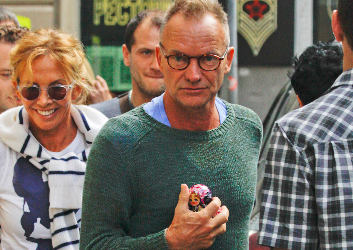 Čini se da se s time slažu i mnoge filmske i pjevačke zvijezde. / Pjevač Sting s matrjoškom koju mu je poklonio obožavatelj. Moskva, 2012.